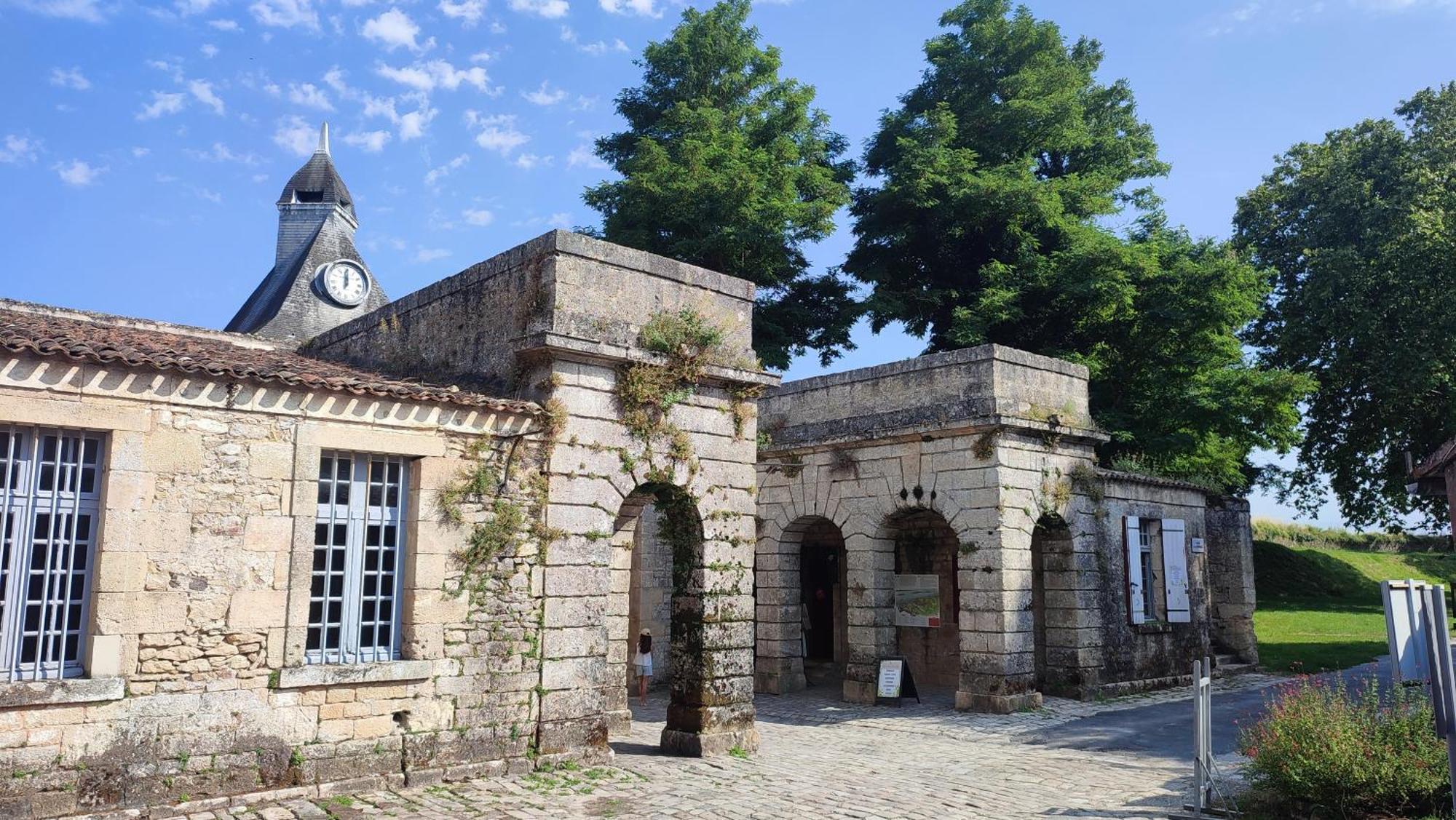 Maison Charmeilles - La Suite Pomerol Fronsac  ภายนอก รูปภาพ